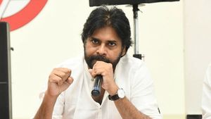 దొంగల్లా అర్ధరాత్రి ఎందుకు? ప్రధానికి ఫిర్యాదు చేస్తా: జగన్ సర్కారుపై పవన్ కళ్యాణ్ నిప్పులు