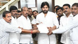 రోడ్డున పడేశారు: లిక్కర్ కార్మికులకు పవన్ కళ్యాణ్ భరోసా, రైతుల మొర పట్టదా?