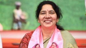 మంత్రి సత్యవతి రాథోడ్‌కు మరో ప్రమోషన్: ‘నానమ్మ’కు స్వీట్లు తినిపించారు