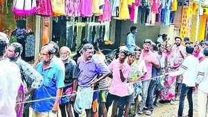 దీపావళి ఆఫర్: రూ. 1కే షర్ట్, రూ. 10కే నైటీ, జనం బారులు