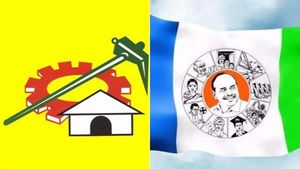 కడపజిల్లాలో టెన్షన్.. వైసీపీ,టీడీపీ వర్గాల ఘర్షణ .. కొడవళ్ళు,రాళ్ళతో దాడి