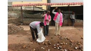 హుజూర్‌నగర్‌లో టీఆర్ఎస్ గెలుపు: బెజవాడ దుర్గమ్మకు 101 కొబ్బరికాయలు 
