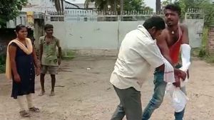 పెళ్లైన మహిళతో అక్రమ సంబంధం.. అల్లుడిని చితక్కొట్టిన అత్తమామలు.. ఉతికి ఆరేశారుగా (VIDEO) 