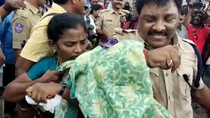 వరంగల్‌లో ఆర్టీసీ సమ్మె ఉద్రిక్తం.. కార్మికులు, పోలీసుల తోపులాట.. మహిళ చీర లాగారని..!