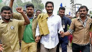 హామీ ఇచ్చిన చోటే.. అమలు: వాహనమిత్ర పథకానికి శ్రీకారం..ఖాకీ చొక్కాతో! 