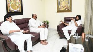 పవన్ కళ్యాన్ వద్దకు టీడీపీ నేతలు: దీక్షకు మద్దతు కోరుతూ : పార్టీ తరపున వస్తారంటూ హామీ..!