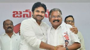 లాంగ్‌మార్చ్ ముందు పవన్ కళ్యాణ్‌కు షాక్: జనసేనకు సీనియర్ నేత బాలరాజు గుబ్‌బై