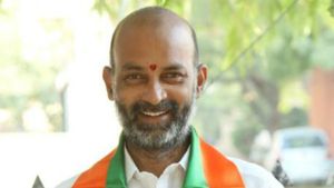 బండి సంజయ్ పై దాడి ఘటన .. రాష్ట్ర ప్రభుత్వానికి, పోలీసులకు ఎన్‌హెచ్‌ఆర్సీ నోటీసులు