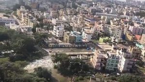 తెగిన చెరువు కట్ట..బెంగళూరు వీధుల్లో పోటెత్తిన నీరు: 200లకు పైగా నివాసాలు ఖాళీ 