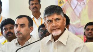 అమరావతిలో టెన్షన్: చంద్రబాబు కాన్వాయ్ పైకి చెప్పులు: టీడీపీ..వైసీపీ వర్గాల ఘర్షణ..!
