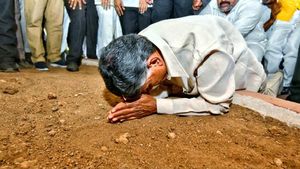 చంద్రబాబు భావోద్వేగం: అక్కడ మట్టికి సాష్టాంగ నమస్కారం: నాడు ప్రధాని మోదీతో..!