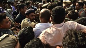TSRTC STRIKE:కరీంనగర్ సీపీ ఆఫీసు వద్ద ఉద్రిక్తత.. సంజయ్‌ను తోసిన ఏసీపీ, చొచ్చుకెళ్లేందుకు యత్నం..