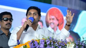 పవన్‌కు ముగ్గురు భార్యలు..నలుగురు పిల్లలు ఎక్కడ చదువుతున్నారు: వెంకయ్య పైనా.. జగన్ విసుర్లు!