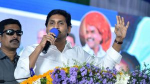 నవంబర్‌ 14 నుంచి ఇసుక వారోత్సవాలు: సెలవులు రద్దు...అక్రమ రవాణపై కఠిన చర్యలు: సీఎం జగన్..!