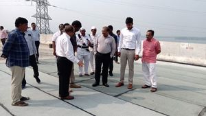 Kanaka Durga flyover: ఇక నెలన్నరే: కనకదుర్గ ఫ్లైఓవర్ నిర్మాణం పూర్తయ్యేనా? పరిశీలించిన కలెక్టర్
