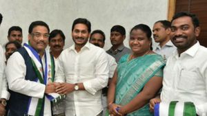 Karem Sivaji: వైసీపీ తీర్థం పుచ్చుకున్న కారెం శివాజీ: పార్టీ ఎంపీ గొడ్డేటి మాధవితో కలిసి..!