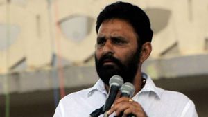 మంత్రి కొడాలి నానీ నోటిదురద ఎఫెక్ట్ ... తలనొప్పిగా మారిన రెండు వివాదాలు