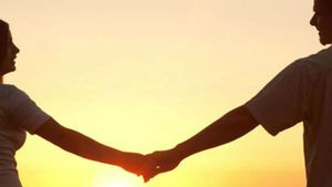 లేడీ టీచర్ సెక్స్ పాఠాలు, బెడ్ రూంలో ప్రియుడు, అమ్మాయిలు, అబ్బాయిలు, వీడియోలు తీసి !  
