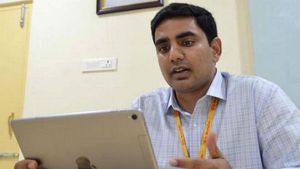 టీడీపీని వీడి వెళ్ళే నేతల టార్గెట్ చినబాబేనా !!  లోకేష్ టార్గెట్ వెనుక పెద్ద కథే !!