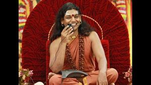 మేకప్‌లు వేసి అర్థరాత్రి వీడియోలు తీసేవారు: వెలుగులోకి నిత్యానంద స్వామీ లీలలు