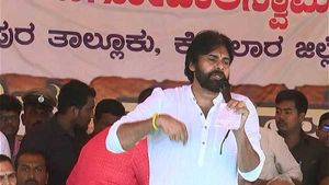 దివ్యాంగుడితో సెల్ఫీకి కింద కూర్చున్న జనసేనాని: కర్ణాటకలో పవన్ కళ్యాణ్‌కు ఘనస్వాగతం(వీడియో)
