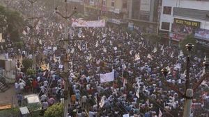 పవన్ కళ్యాణ్ సభలో కలకలం: కరెంట్ షాక్ తో గాయాలు: ఆస్పత్రికి తరలింపు..!