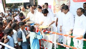 ఎవరీ డొక్కా సీతమ్మ! జనసేన ఆహార శిబిరాలు ప్రారంభం..భవన నిర్మాణ కార్మికుల కడుపు నింపిన పవన్