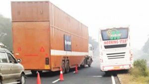 Private Bus: హైదరాబాద్ టు వైజాగ్: డివైడర్ ఎక్కేసిన ప్రైవేటు బస్సు: వృద్ధుడిని తప్పించబోయి..!