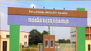 రాయలసీమ యూనివర్శిటిలో ఉద్రిక్తత.. విద్యార్థుల అరెస్ట్