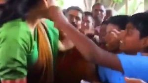 వైసీపీ ఎమ్మెల్యే విడదల రజనీ బుగ్గ గిల్లిన స్కూల్ విద్యార్ధి  .. ఏం చేశాడంటే .. వైరల్ వీడియో 