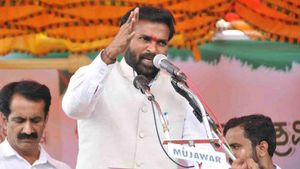 ఏమైనా జరగచ్చు, ప్రభుత్వం ఆయుష్యు అంతేనా ? బళ్లారి శ్రీరాములు ఎందుకన్నారు !  