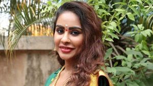 శ్రీరెడ్డికి బెజవాడ రాజకీయాలు సూట్ అవుతాయన్న నెటిజన్లు: ఏపీ నేతల బూతుల ప్రభావంతో దిగజారిన రాజకీయాలు 