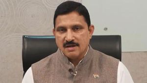 వైసీపీతో సహా అన్నిపార్టీలు పొత్తు కోసం:  ఎంపీలు..ఎమ్మెల్యేలు టచ్ లో ఉన్నారు : సుజనా చౌదరి..!