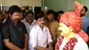  Vallabhaneni Vamsi: వల్లభనేని వంశీ మరో సంచలనం: వైఎస్ విగ్రహానికి నివాళి..జోహార్ వైఎస్సాఆర్ అంటూ..!