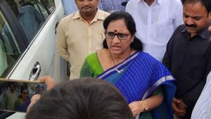 Vasireddy Padma: తమిళ నటుడు భాగ్యరాజాపై భగ్గుమన్న వాసిరెడ్డి పద్మ: మహిళా కమిషన్ తరఫున..!