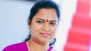 ఎమ్మెల్యే రజనీకి హైకోర్టు షాక్ .. హెచ్ఎంపై సస్పెన్షన్ ఎత్తివేత