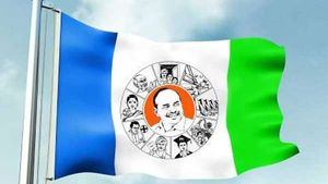 వైయస్సార్ కాంగ్రెస్ పార్టీ పాటలకు స్టెప్పులతో ఇరగదీసిన తహసీల్దార్.. వీడియో వైరల్