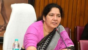 ఆ విషయంలో విమర్శలు: గురుకులంలో మంత్రి సత్యవతి రాథోడ్ ఆకస్మిక తనిఖీ