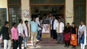 ఎంపీకి పసుపుబోర్డు సెగలు... ఫోటోకు వైద్యపరీక్షలు నిర్వహించిన విద్యార్థులు 