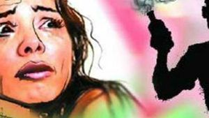 విశాఖలో దారుణ ఘటన...  వివాహితపై మరో మహిళ యాసిడ్ ఎటాక్ 