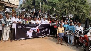 రాజధాని రైతుల ఆందోళనలు ఉధృతం ... నేడు జలదీక్షలు, గవర్నర్ తో భేటీ , వామపక్ష నేతల పర్యటన