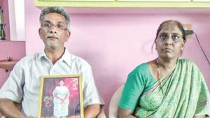 దిశ చట్టం ఓ బోగస్: ఆయేషా తండ్రి సంచలన వ్యాఖ్యలు