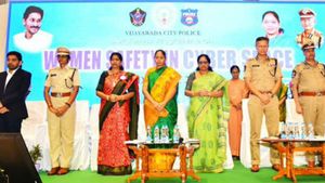 Disha murdec case: దిశ హత్యోదంతం: ఏపీలో బీ సేఫ్ యాప్..రాత్రిళ్లు తోడుగా ఎవరినైనా: మంత్రి సుచరిత