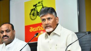 జగన్ టార్గెట్ వారే: ఉన్మాది అన్నా తప్పేంటి అంటూ చంద్రబాబు ఏకిపారేశారు