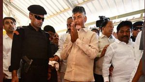 చంద్రబాబు..వెనక్కు నడుస్తూ: రివర్స్ పాలనపై నిరసన: తుగ్లక్ పాలన అంటూ..!