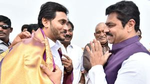 జగన్ కు సీఎం రమేష్ ఆత్మీయ స్వాగతం: శాలువ కప్పి.. మనసులో మాట బయట పెట్టి..!