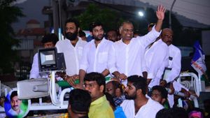 Vijayawada: లోకల్ హీట్: గద్దె రామ్మోహన్ కు చెక్ పెట్టడానికి దేవినేనిని దించిన వైసీపీ..!