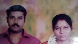 ఐటీ దాడులు, కంప్యూటర్లో 150 బ్లూ ఫిల్మ్స్, కంపెనీ అకౌంటెంట్ ఆత్మహత్య, భార్యకు ఫోన్ చేసి! 