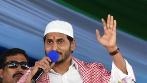 వైజాగ్‌లో సీఎం జగన్‌కు ఆత్మీయ స్వాగతం, దారిపొడవునా మానవహారం..