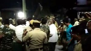 YS Jagan: రాజధాని రైతుల మెరుపు ముట్టడి: సచివాలయం వద్ద బైఠాయింపు, జగన్ బ్యానర్ల చించివేత..!